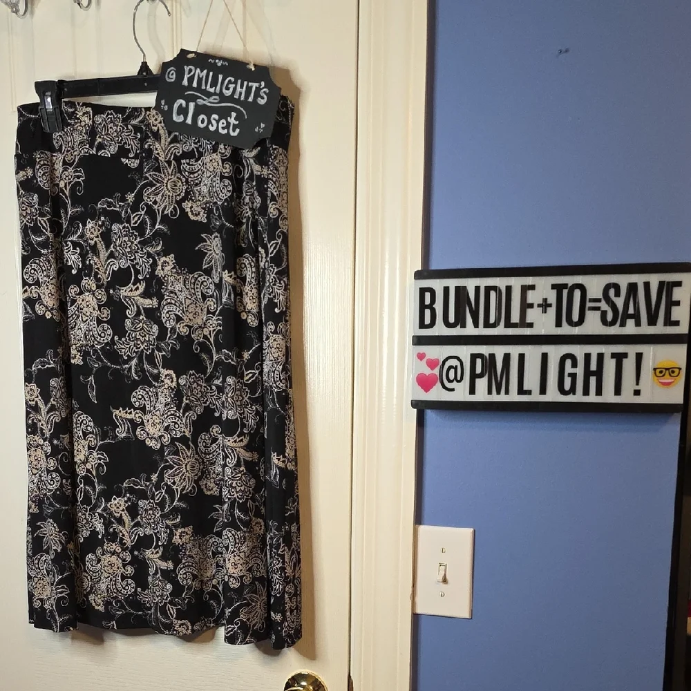 JohnPaulRichard Skirt Medium Floral Paisley Black White Tan